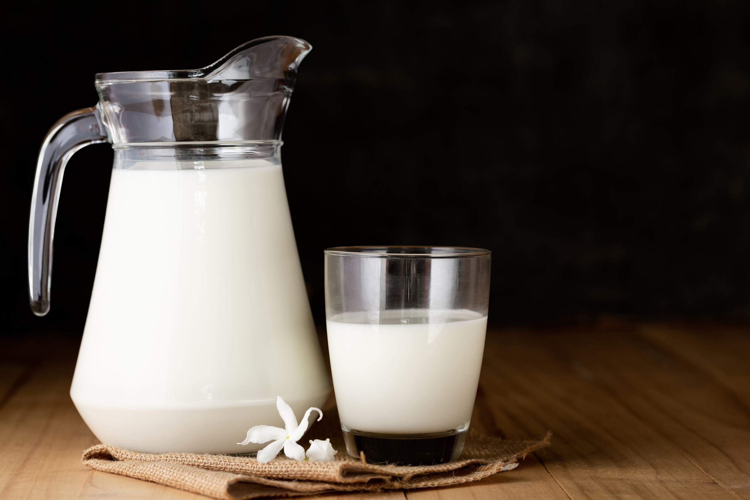 Imagem de jarra e copo de leite
